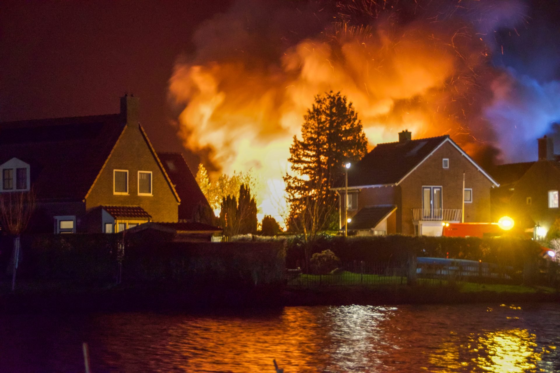 Brandweer Bestrijdt Grote Autobrand In Franeker